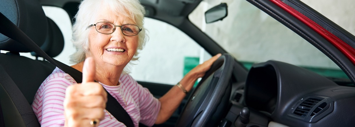 Zelfverzekerde senior rijdend in een auto