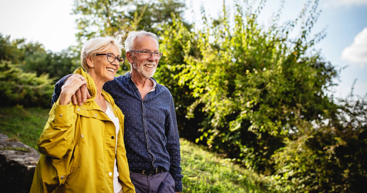 Senior paar genieten in Park, inkomen, pensioen, senioren, ouderen